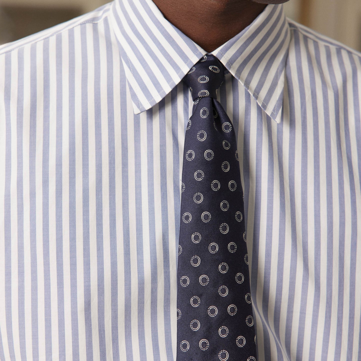 Chemise à rayures bleues et blanches