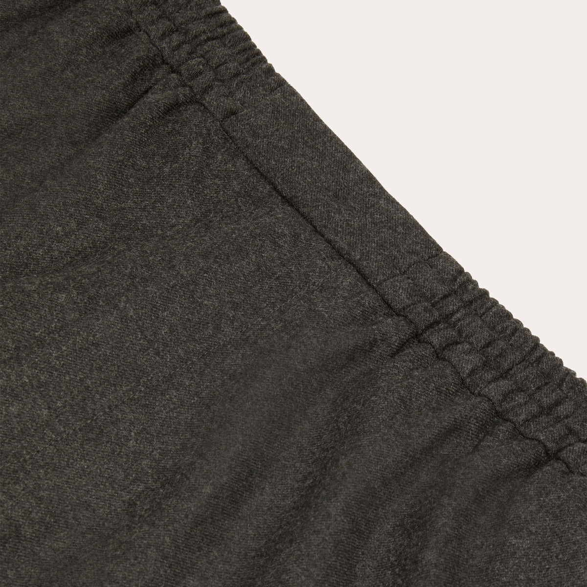 Pantalon à ceinture élastiquée en flanelle de laine grise