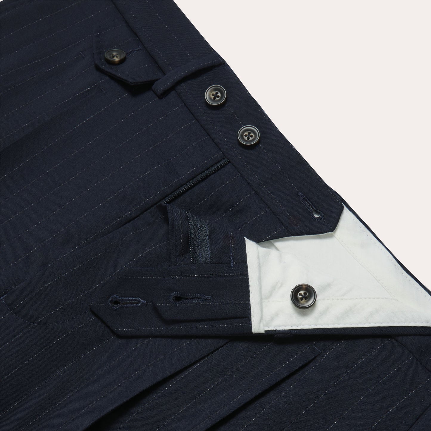 Pantalon à double plis en laine marine à rayures