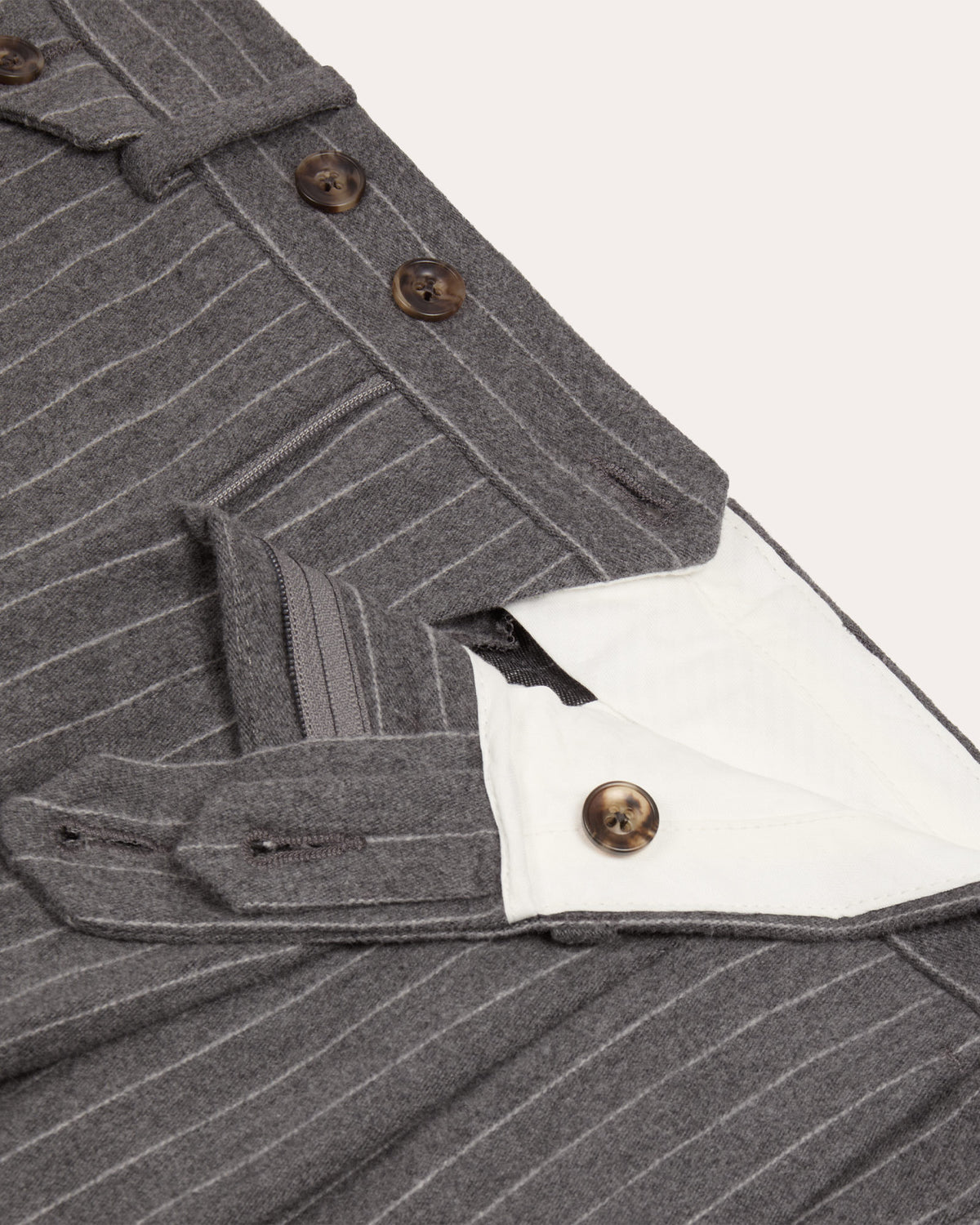 Pantalon à double plis en moleskine de coton gris à rayures craie