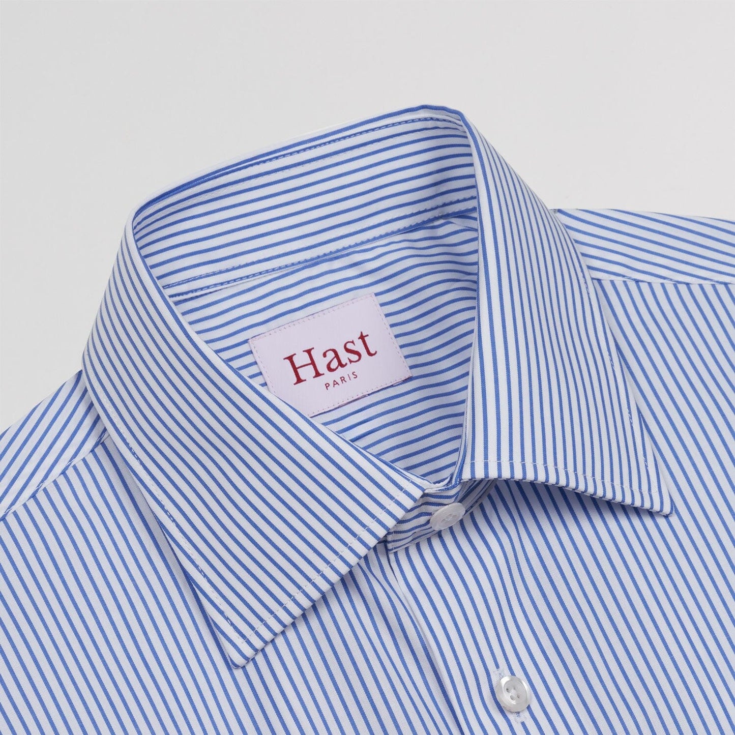 Chemise cintrée en twill à fines rayures bleues et blanches