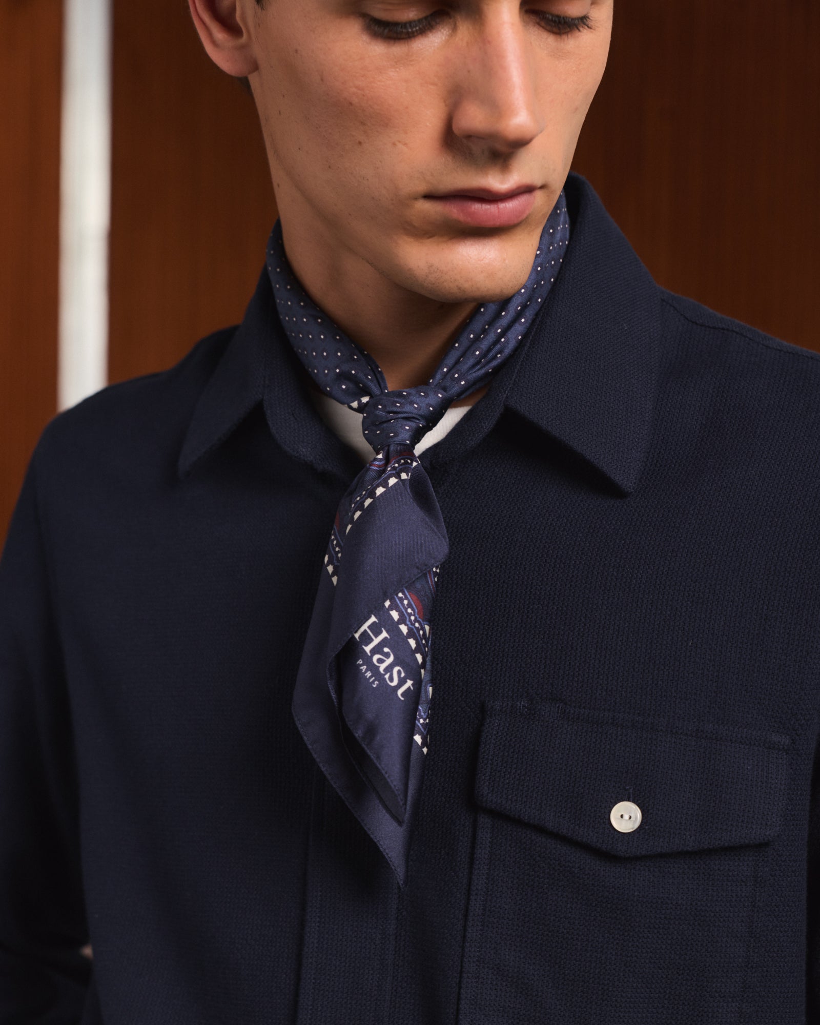 Foulard en soie marine à motif