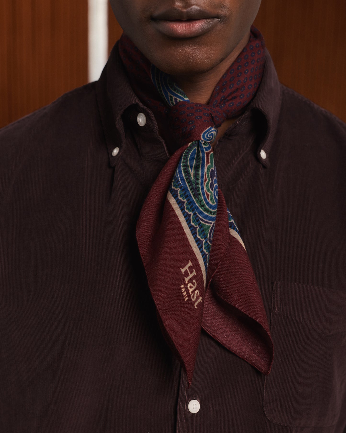 Foulard en soie bordeaux et marine à motif