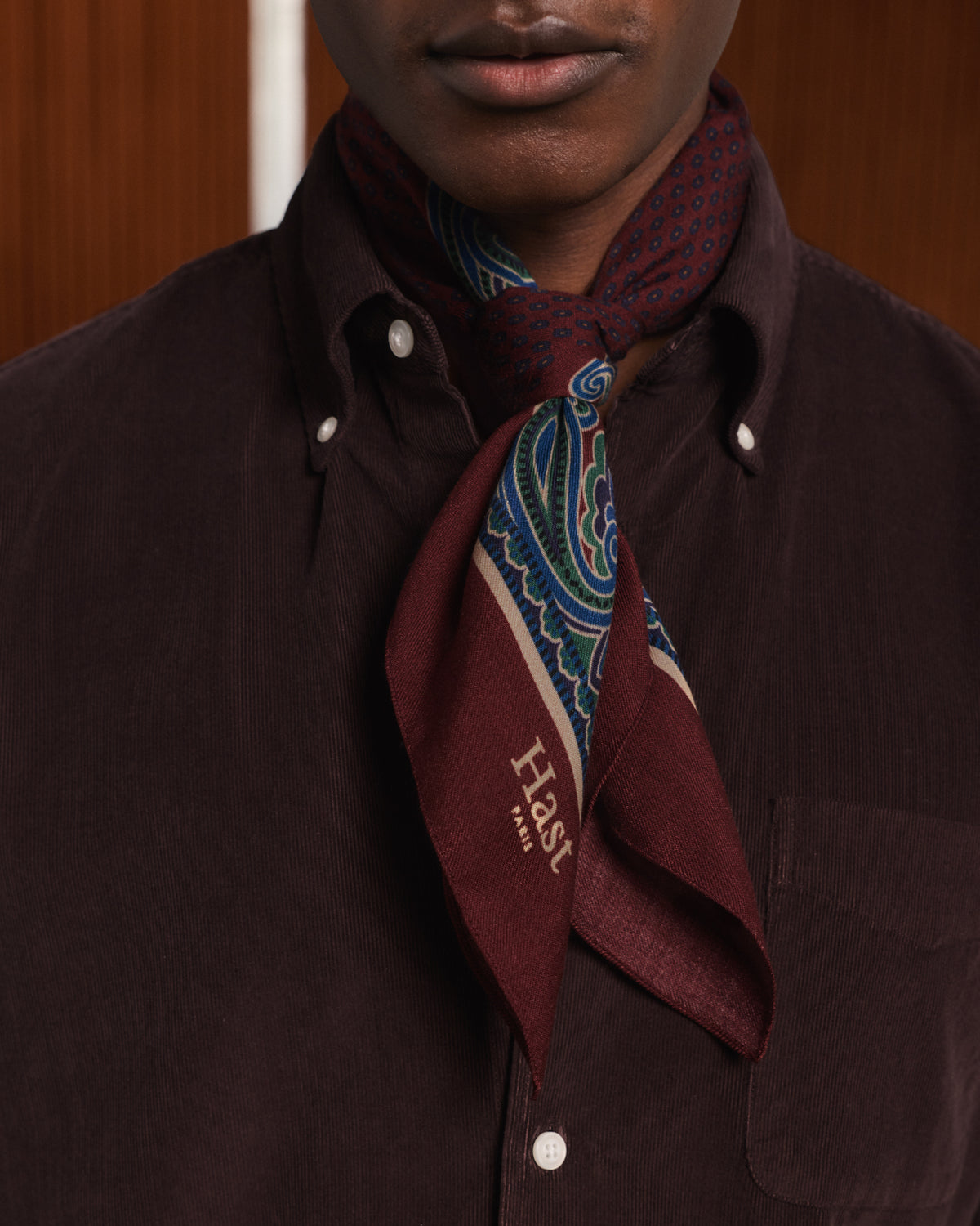Foulard en soie bordeaux et marine à motif
