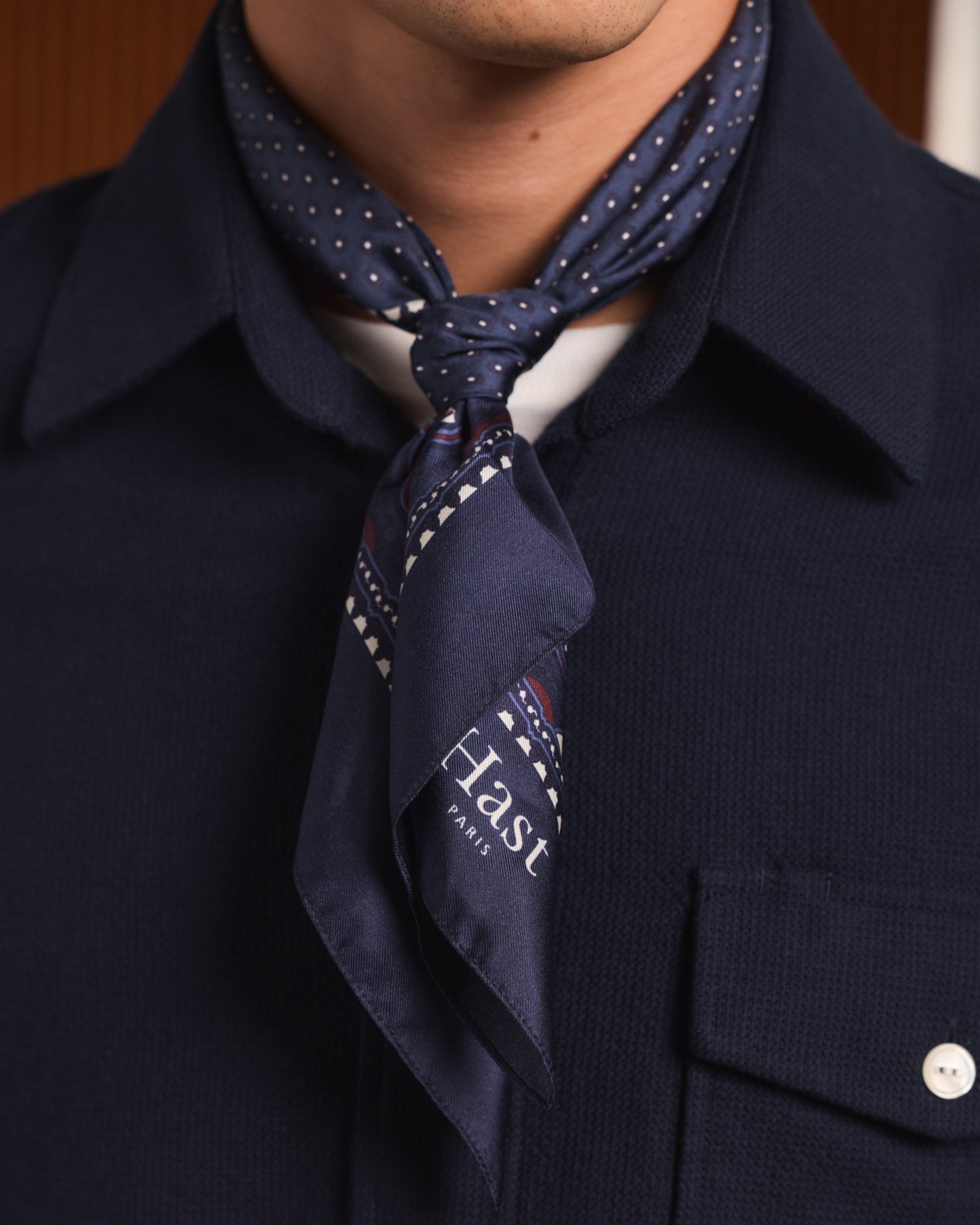 Foulard en soie marine à motif
