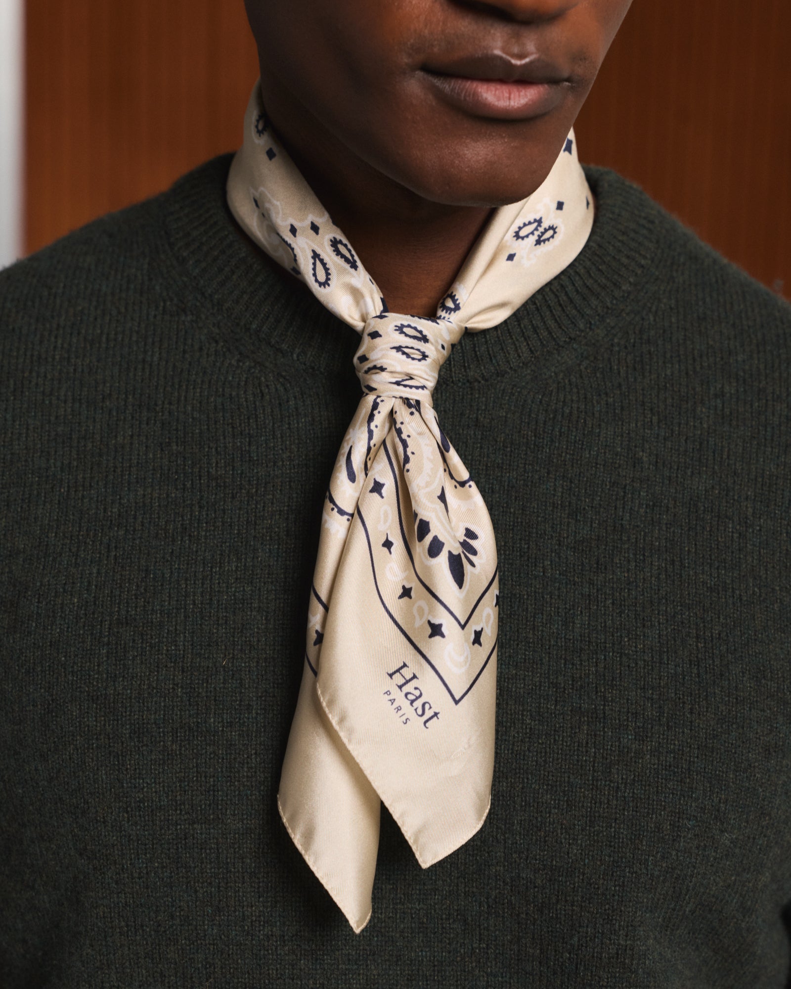 Foulard en soie écru à motif