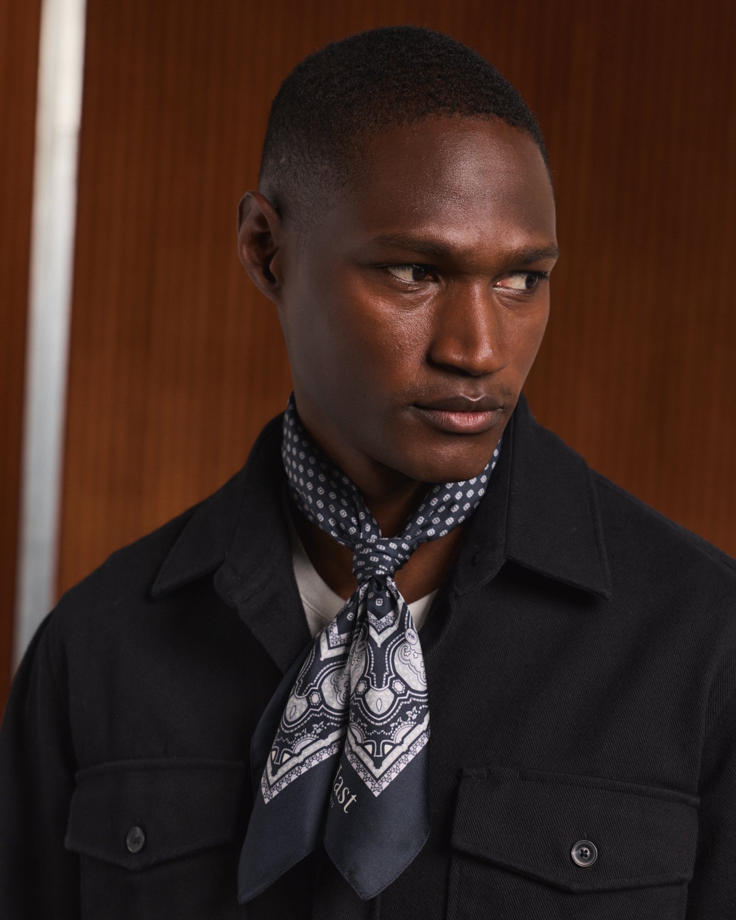 Foulard en soie gris à motif