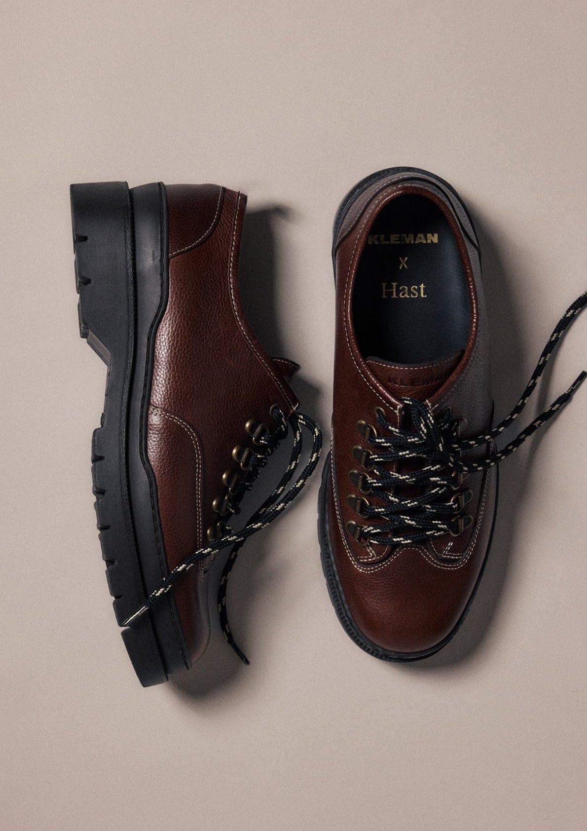 Hiking-boots basses en cuir grainé marron Hast x Kleman