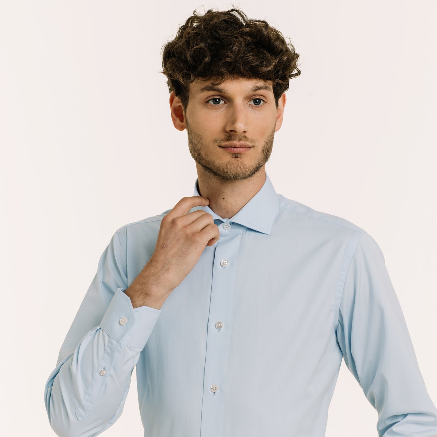Fitted shirt in sky blue double-twisted poplin