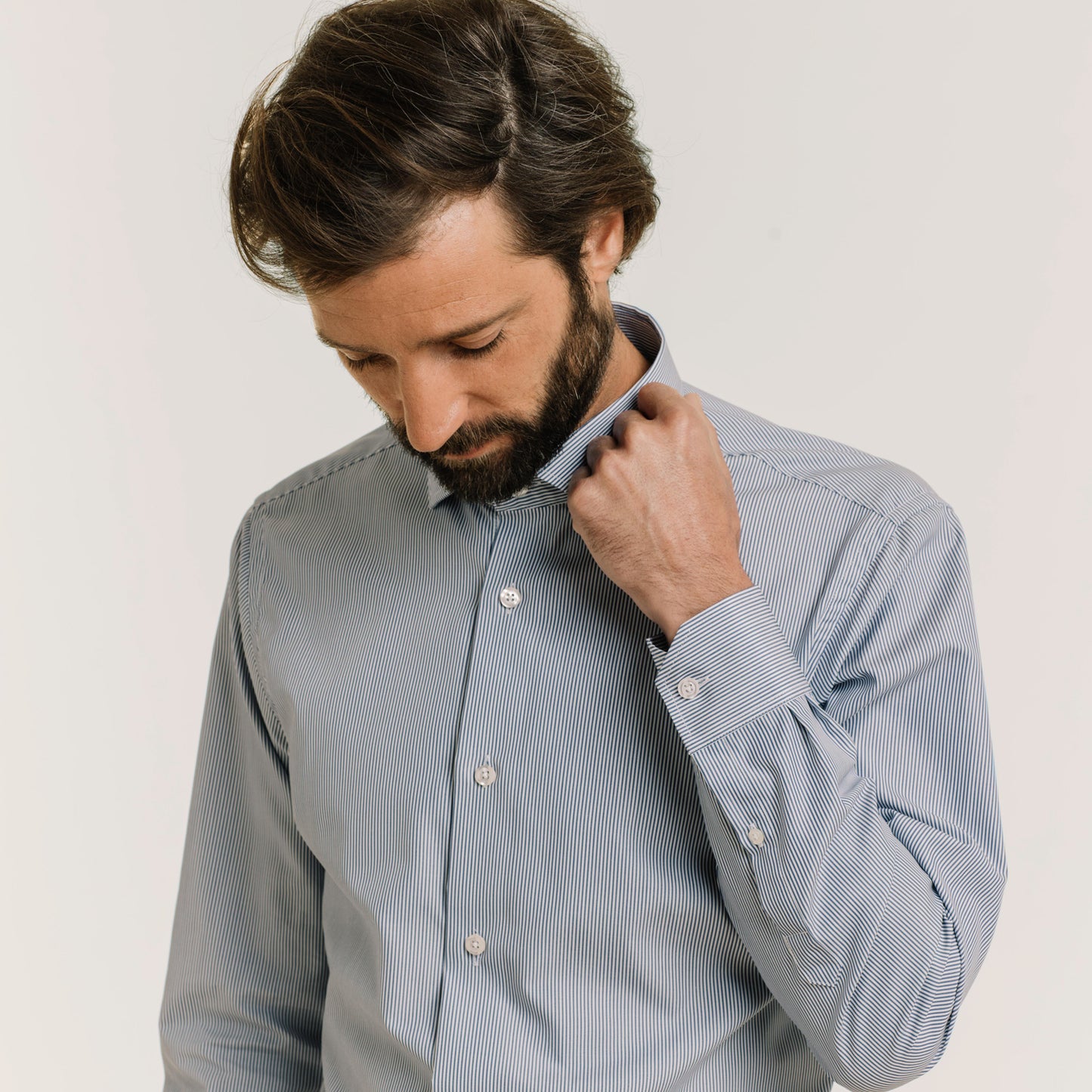 Fitted shirt in double-twisted poplin with small dark blue stripes