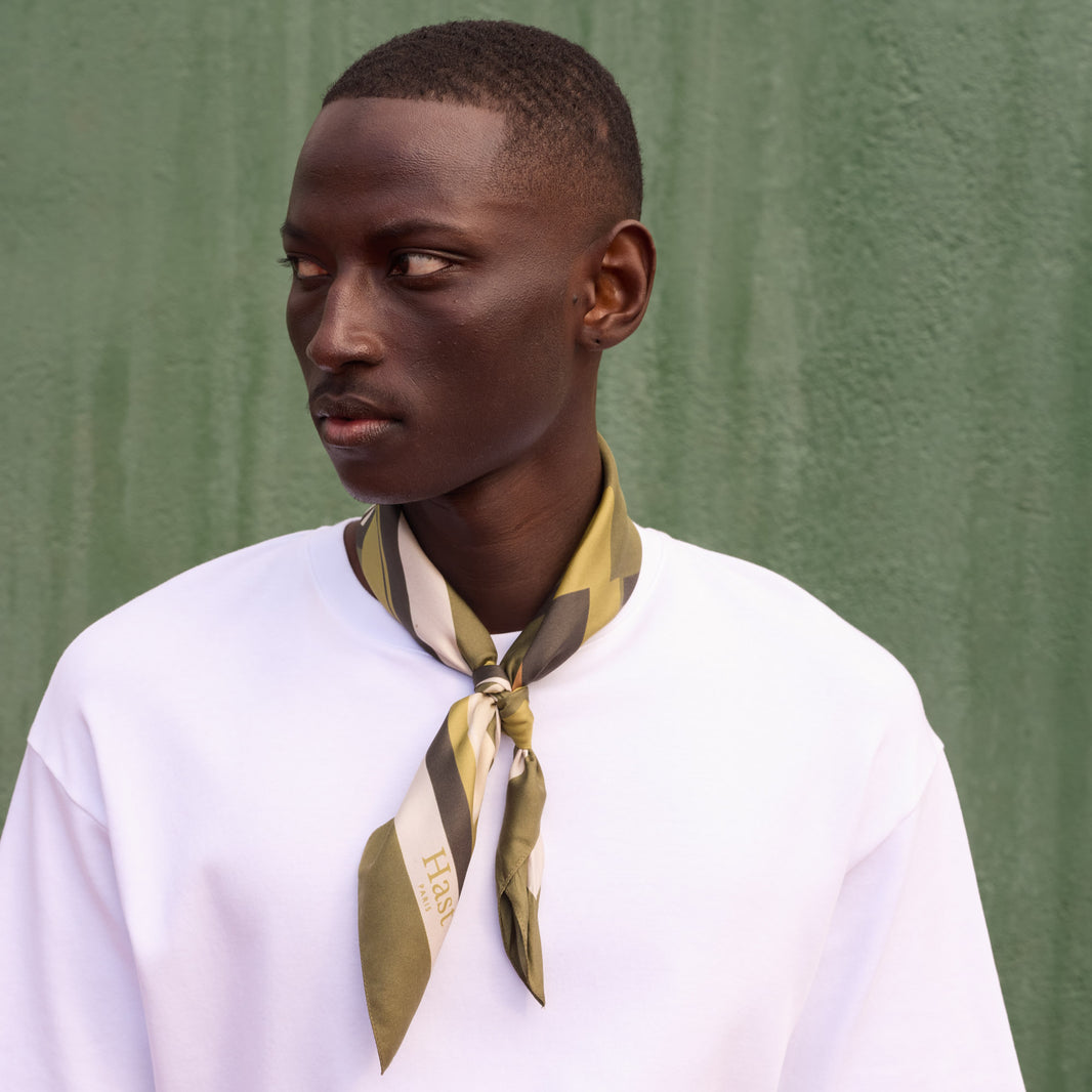 Bandana en soie kaki motif terrain de tennis