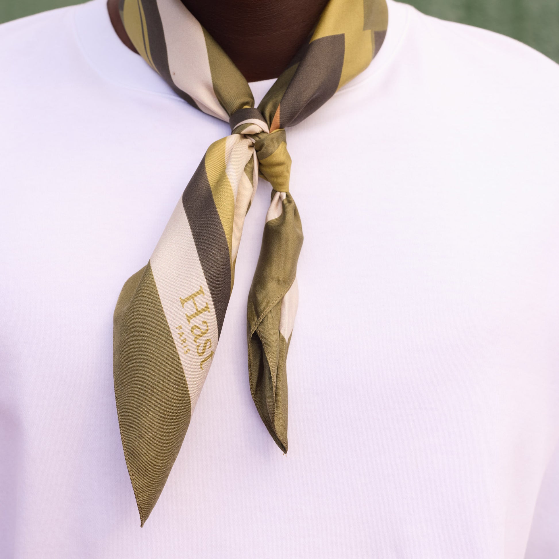 Bandana en soie kaki motif terrain de tennis