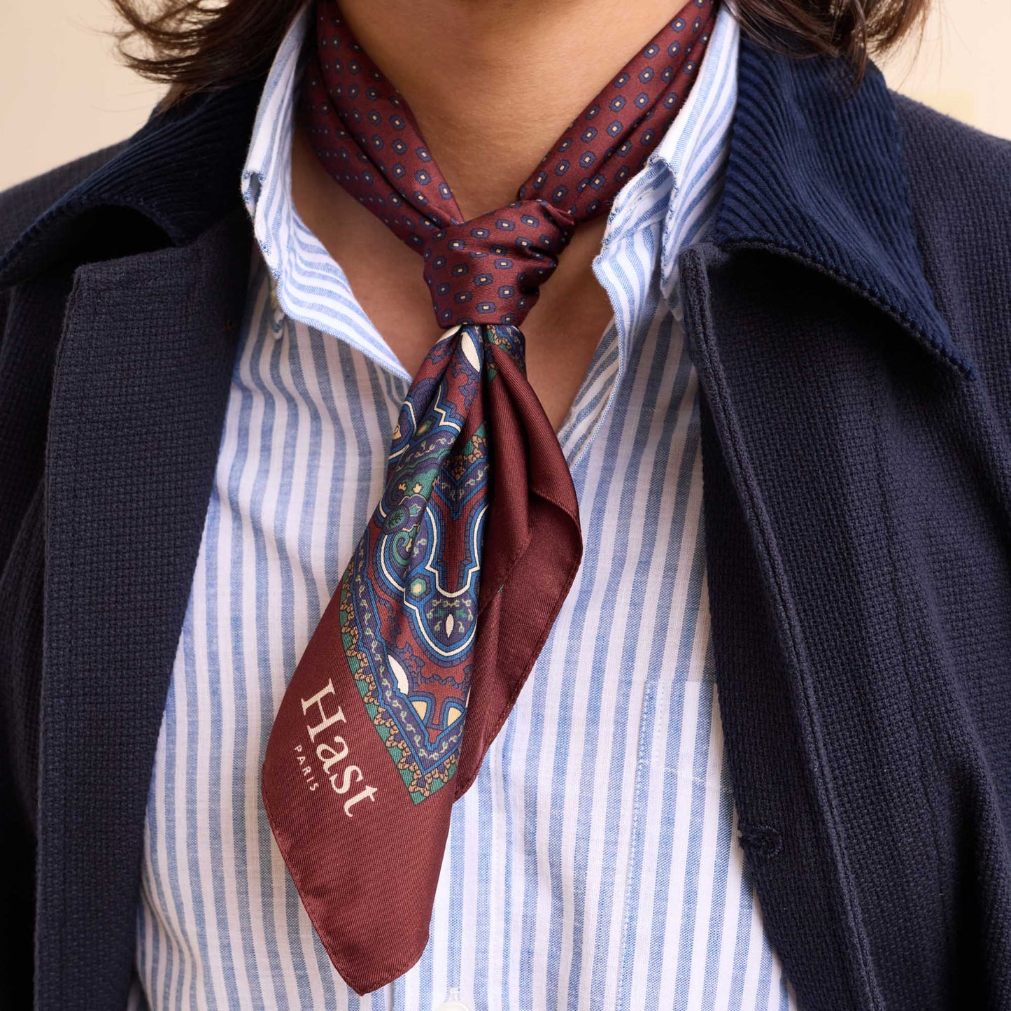 Bandana en soie bordeaux à motif