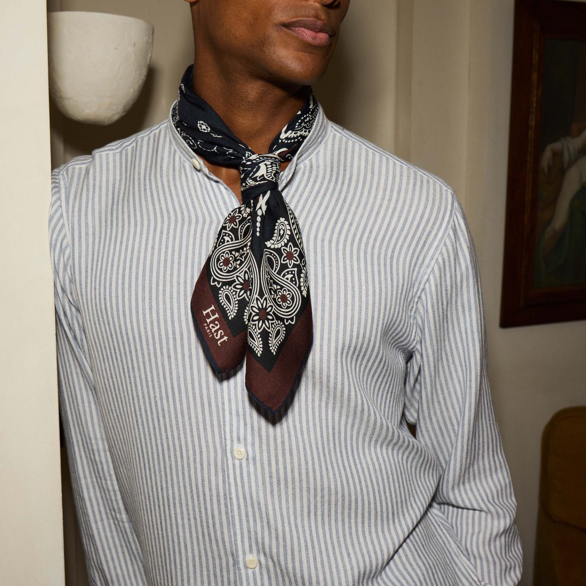 Foulard en laine et soie marine à motifs