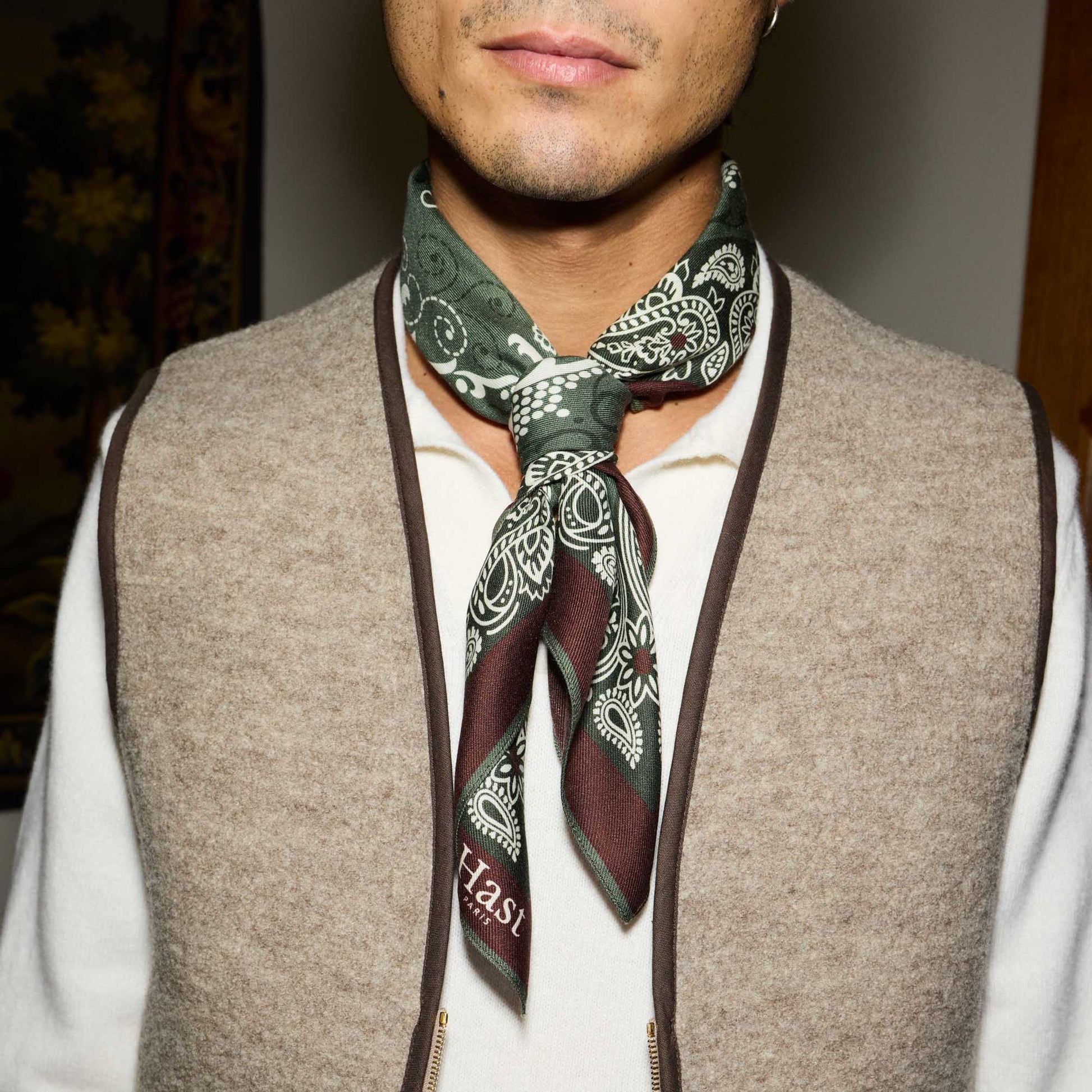 Foulard en laine et soie vert à motifs