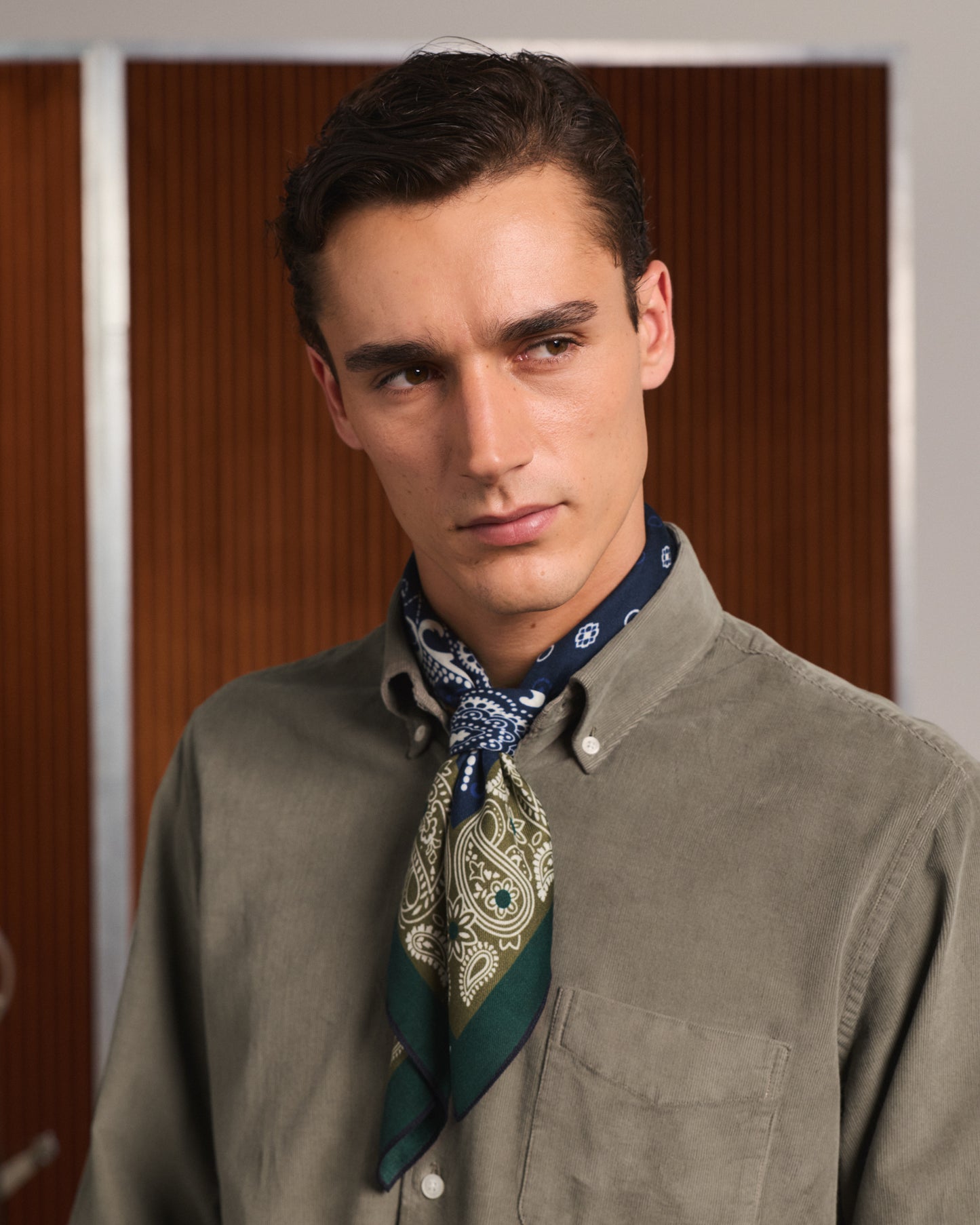 Foulard en laine et soie verte à motif marine