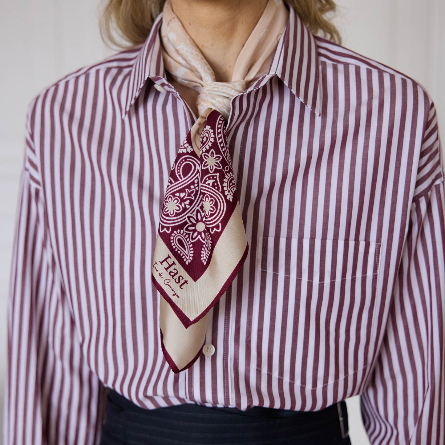 Foulard en soie écru et bordeaux à motifs