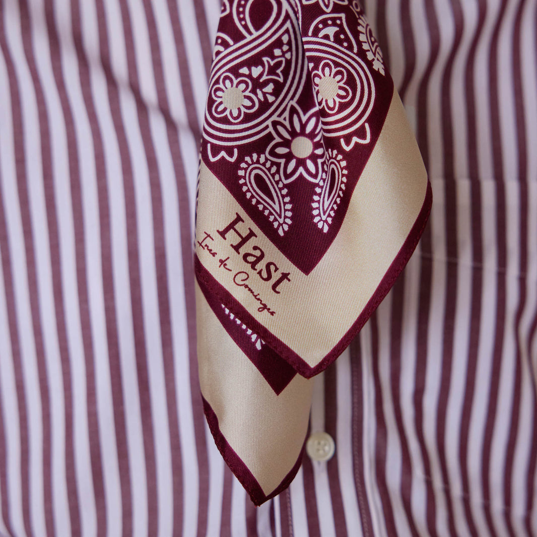 Foulard en soie écru et bordeaux à motifs