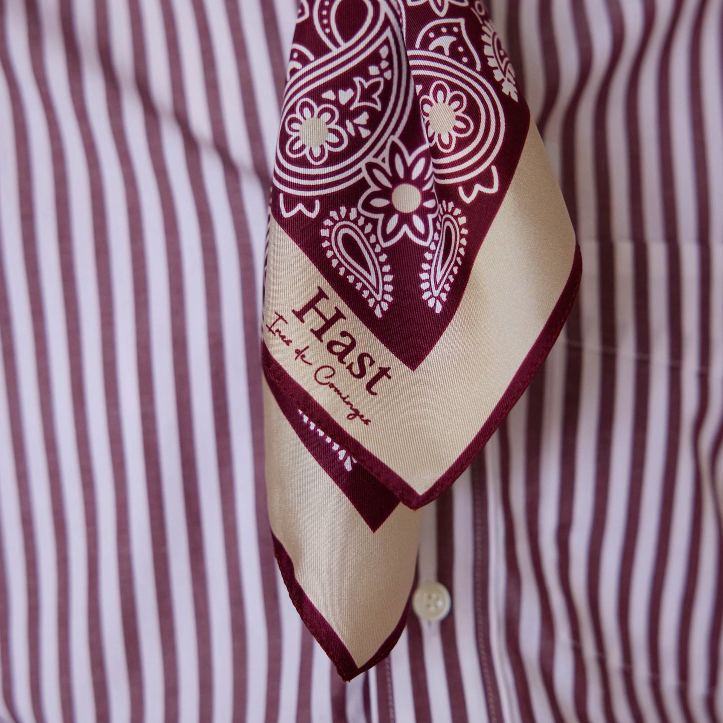 Foulard en soie écru et bordeaux à motifs