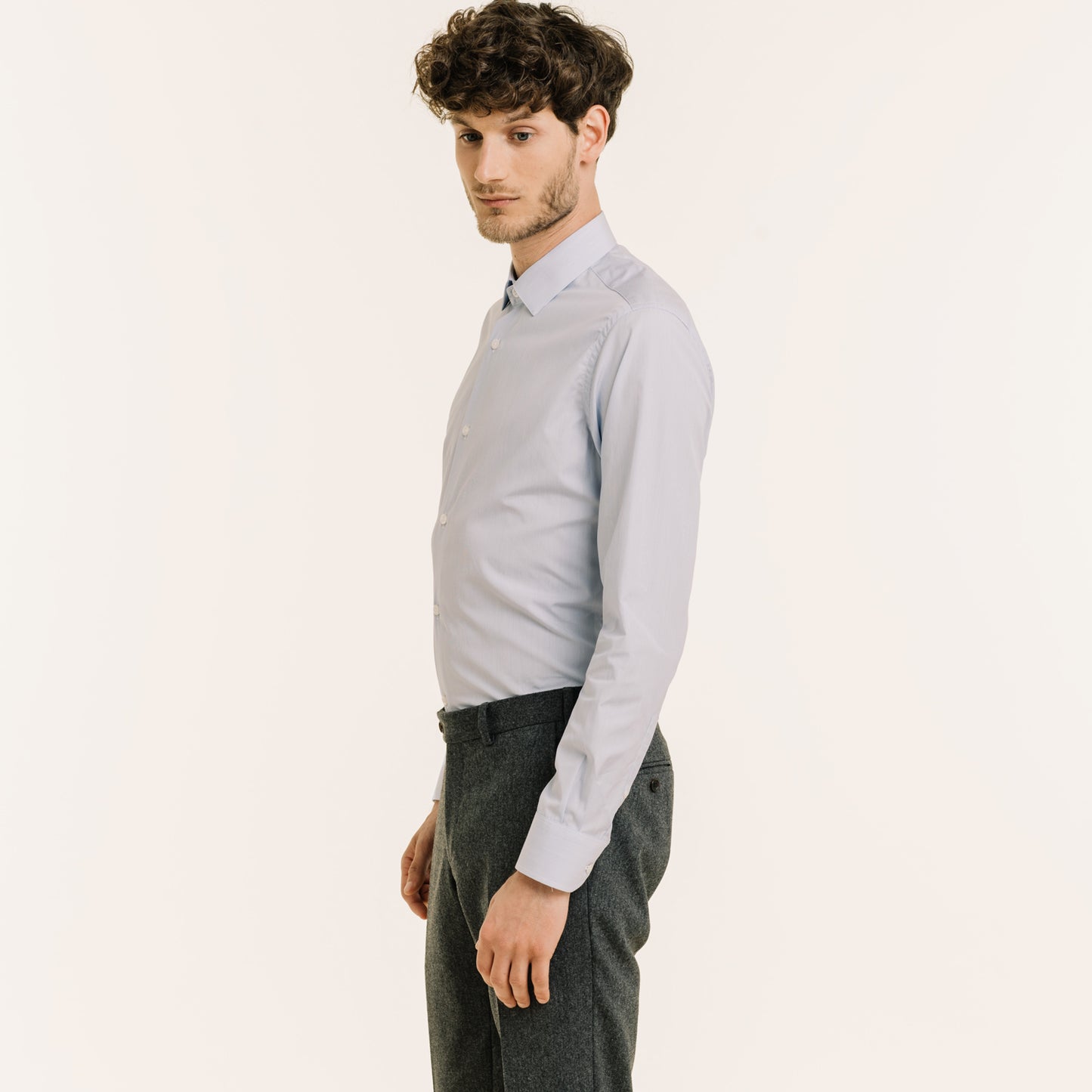 Fitted shirt in faux-plain double-twisted poplin with fine blue stripes