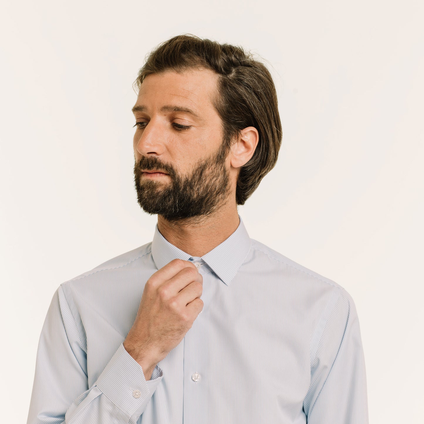 Fitted shirt in double-twisted poplin with small sky blue stripes