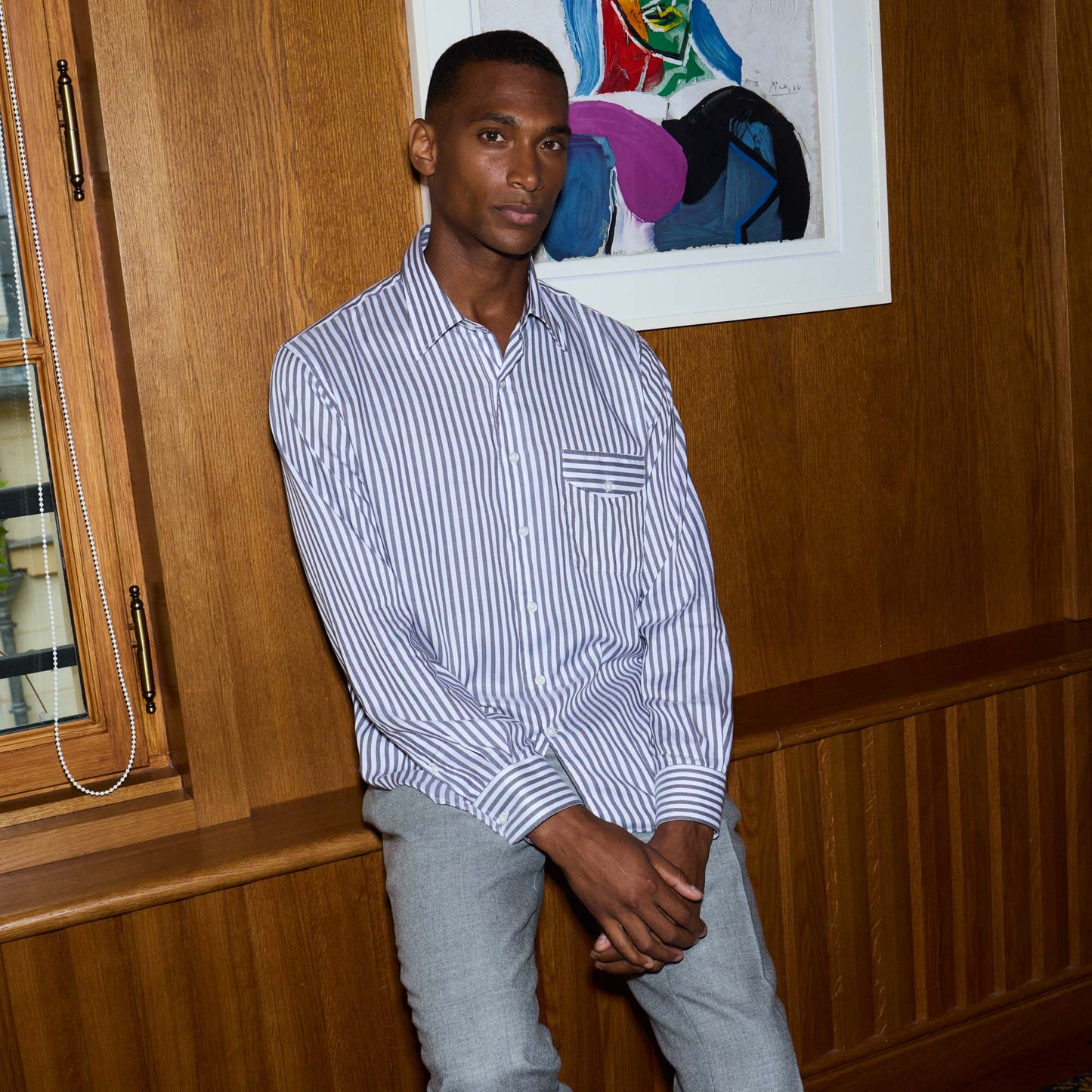 Chemise à rayures blanches et grises