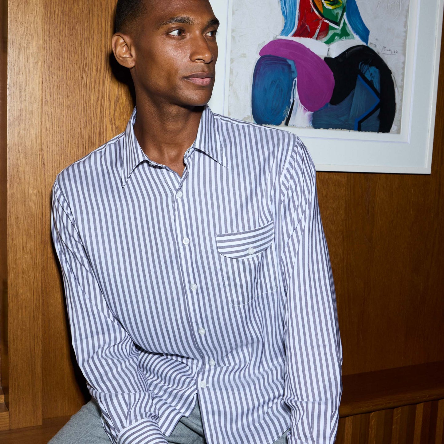 Chemise à rayures blanches et grises