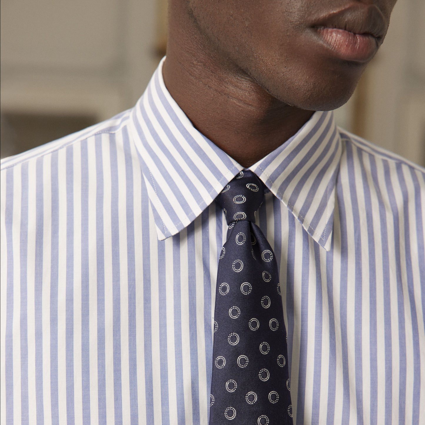 Chemise à rayures bleues et blanches
