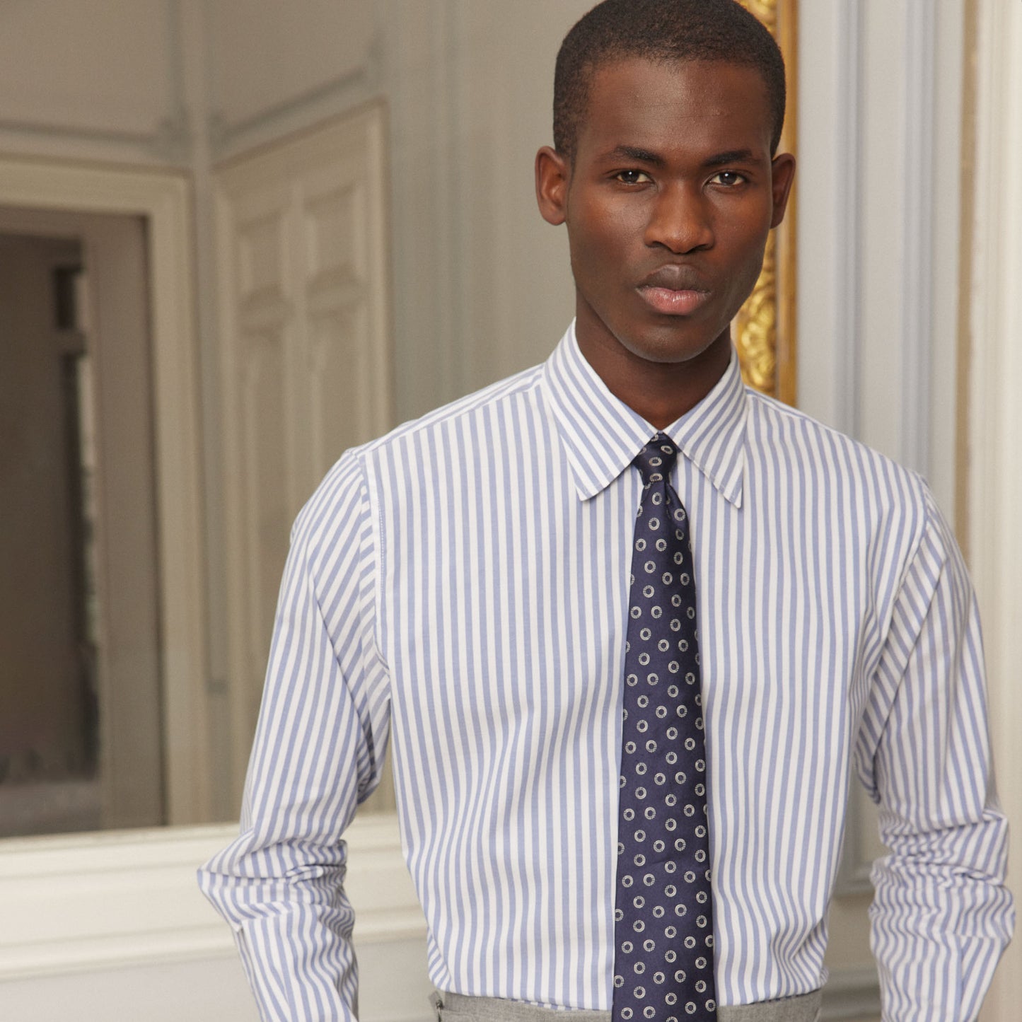 Chemise à rayures bleues et blanches