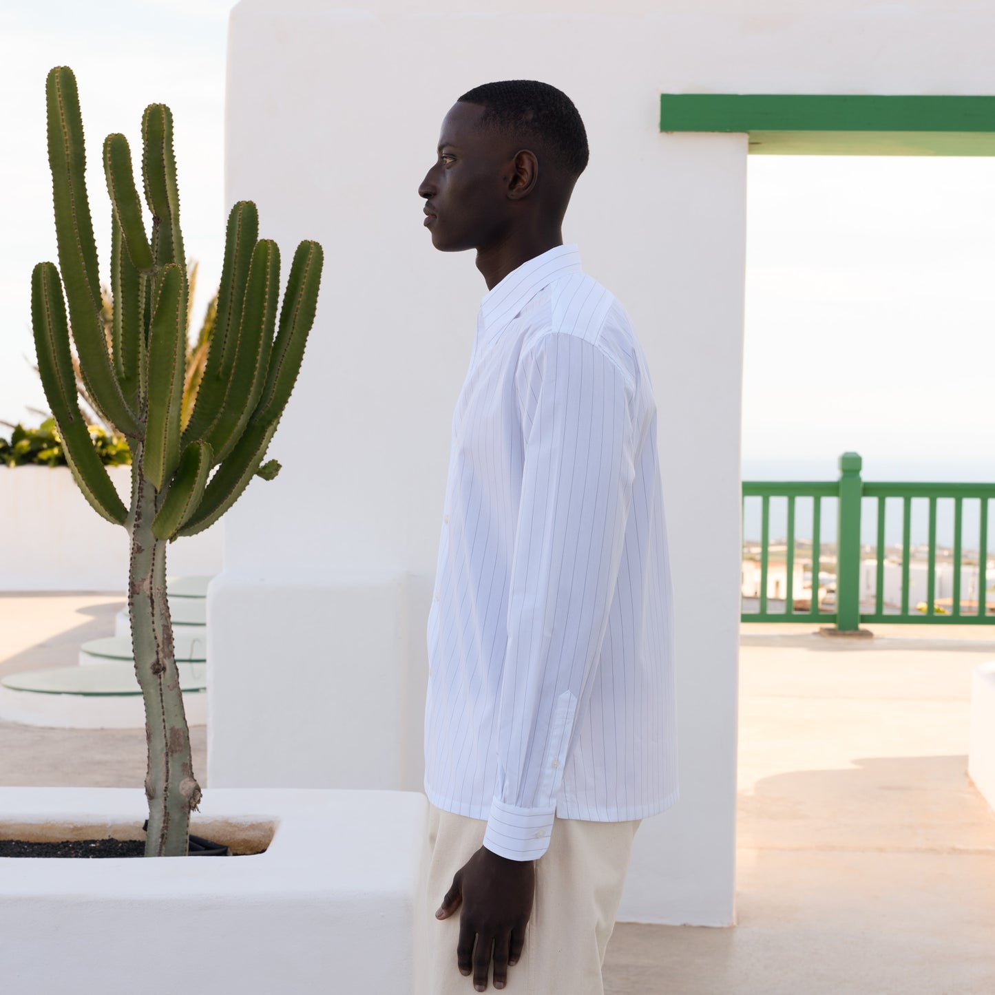 Chemise en popeline blanche à fines rayures