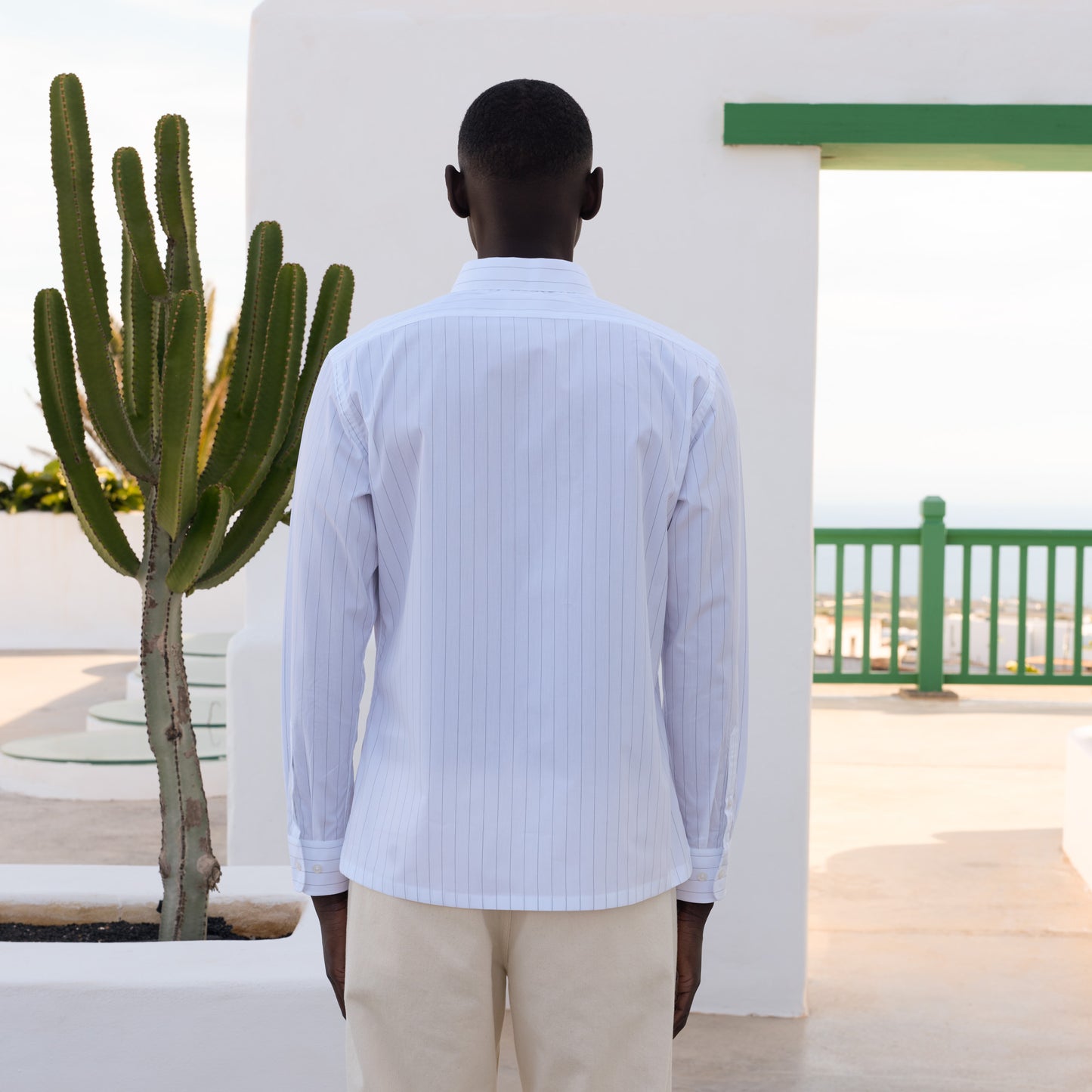 Chemise en popeline blanche à fines rayures