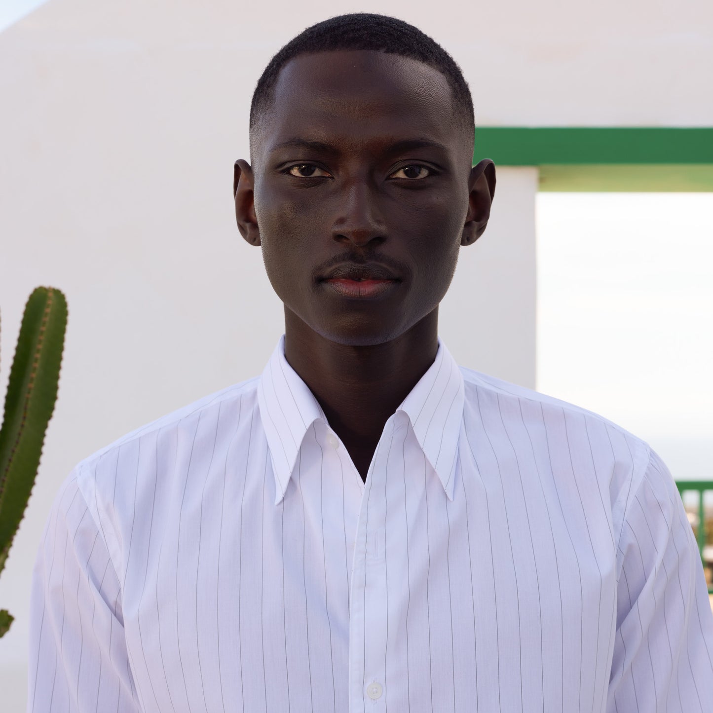 Chemise en popeline blanche à fines rayures