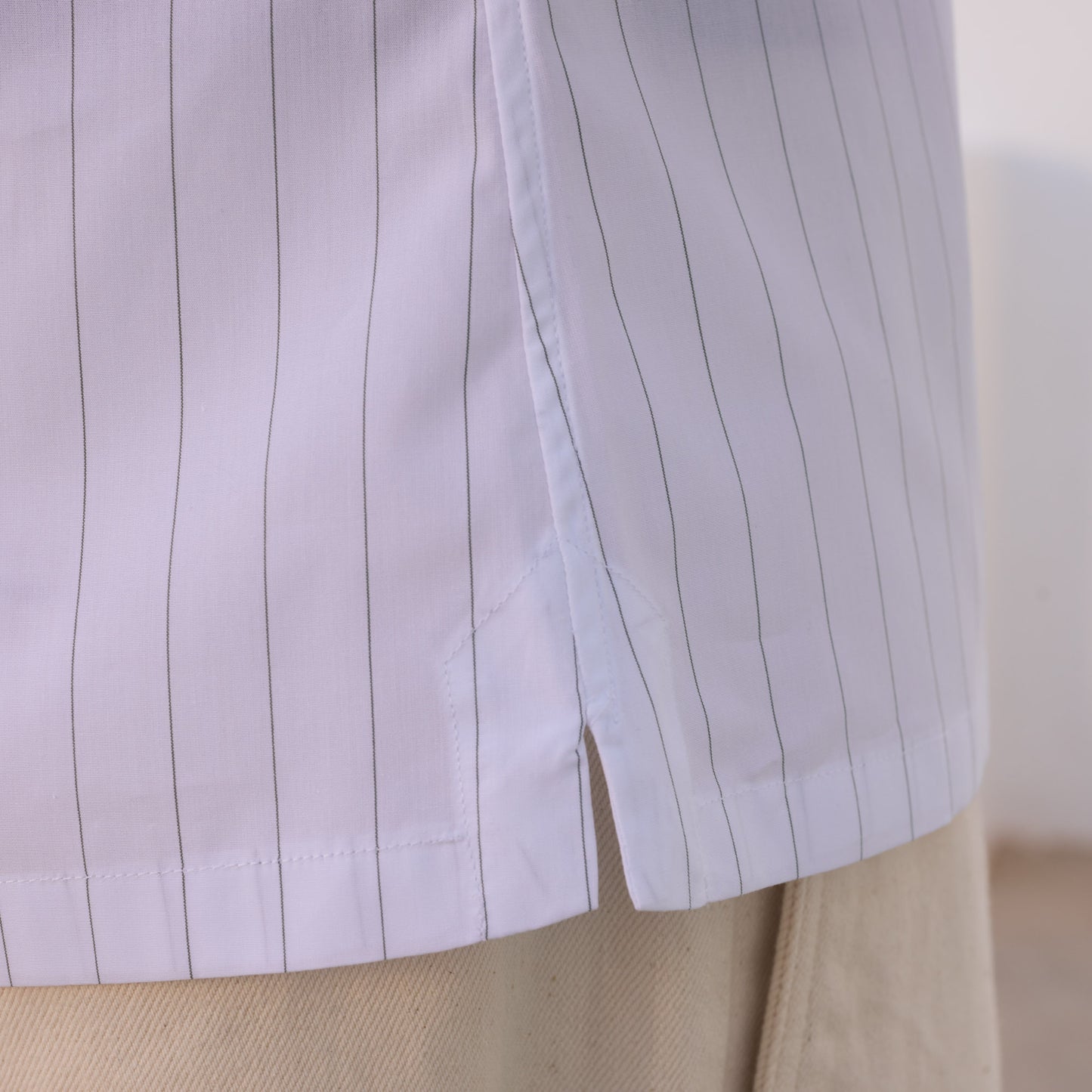 Chemise en popeline blanche à fines rayures