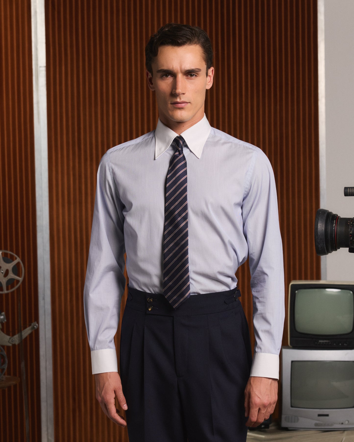 Chemise en coton bleu rayé col blanc