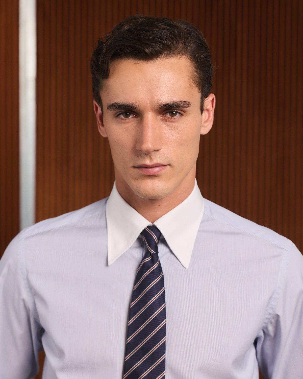 Chemise en coton bleu rayé col blanc