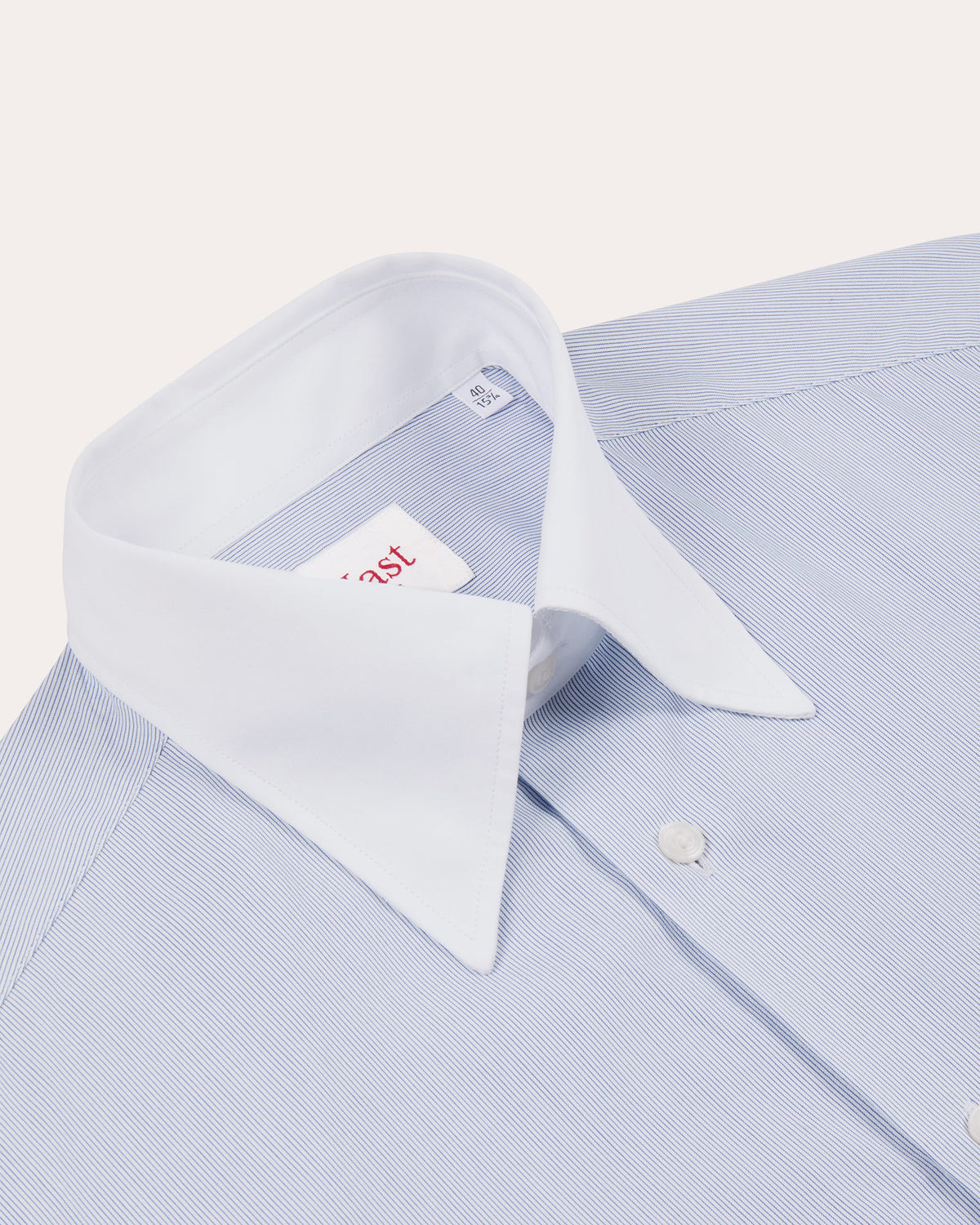 Chemise en coton bleu rayé col blanc