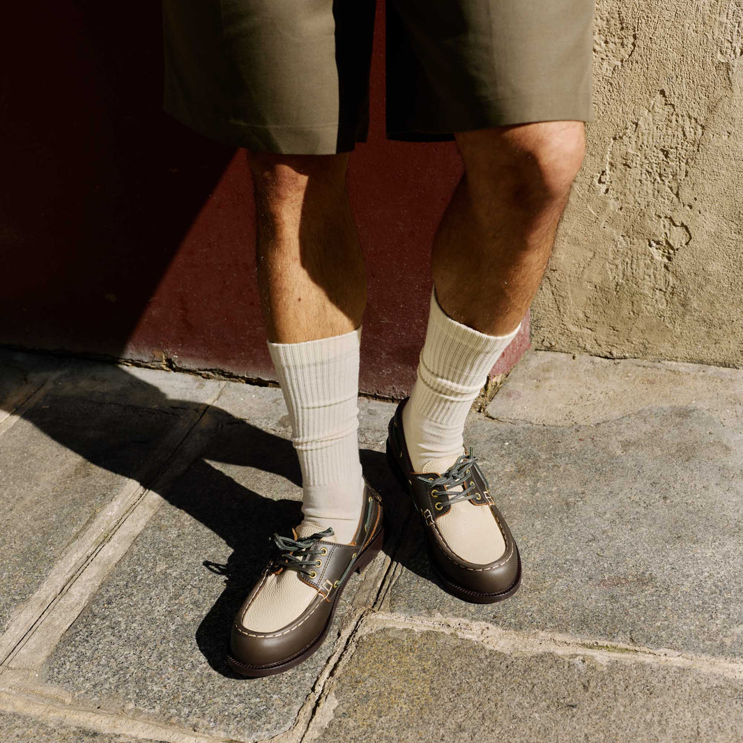 Chaussure bateau en cuir bicolore kaki, crème