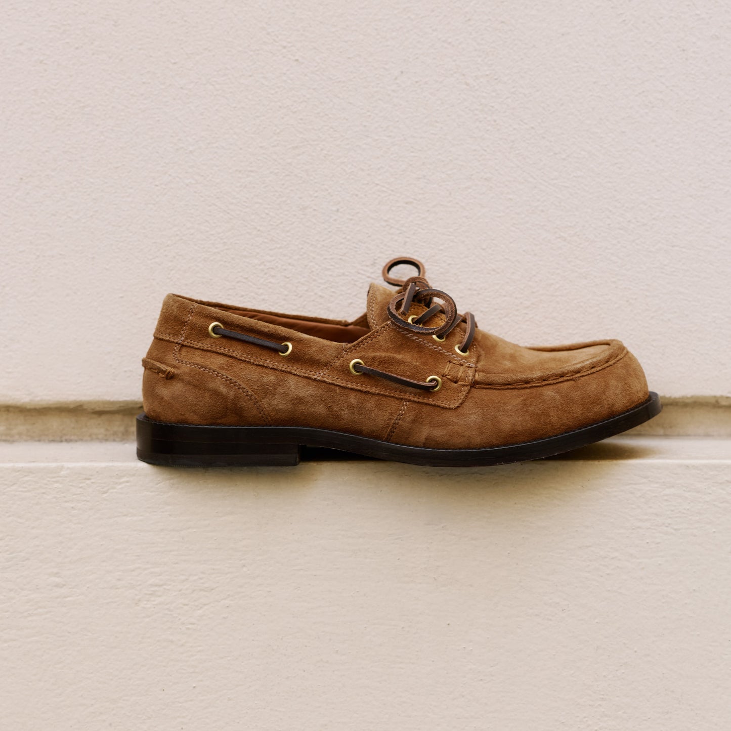 Chaussure bateau en cuir suède ambre