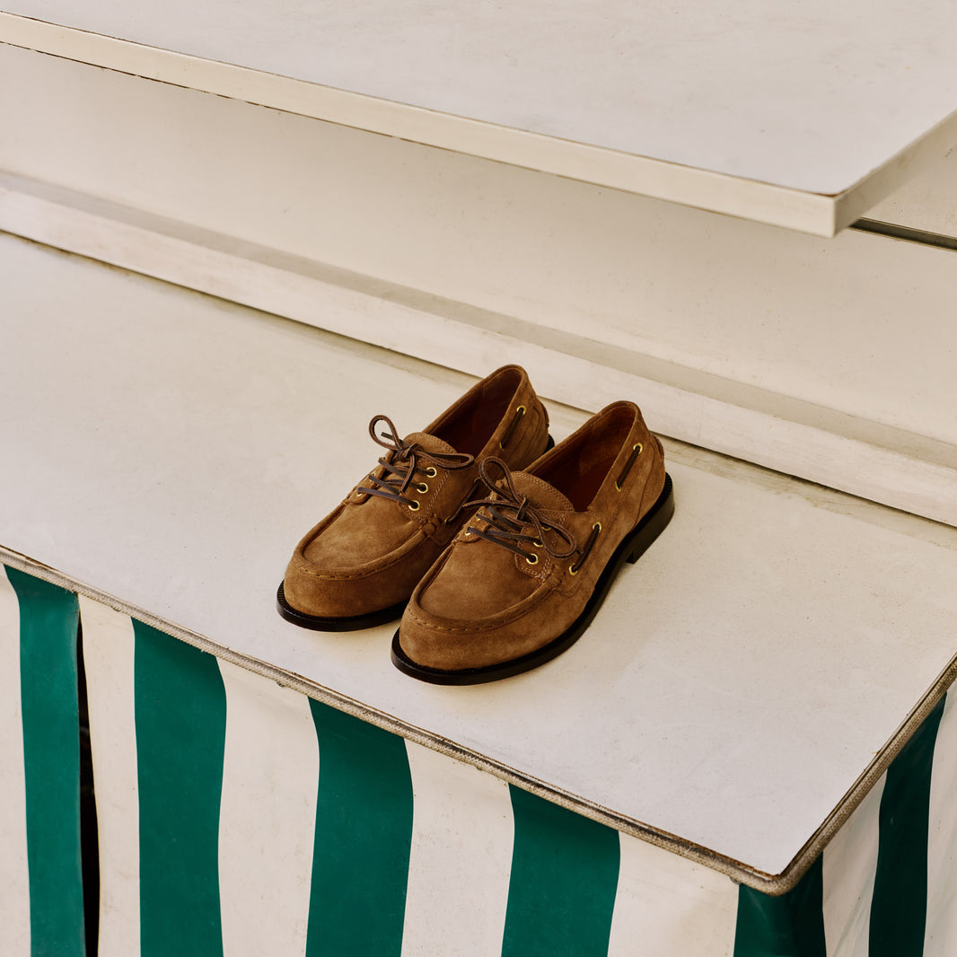 Chaussure bateau en cuir suède ambre