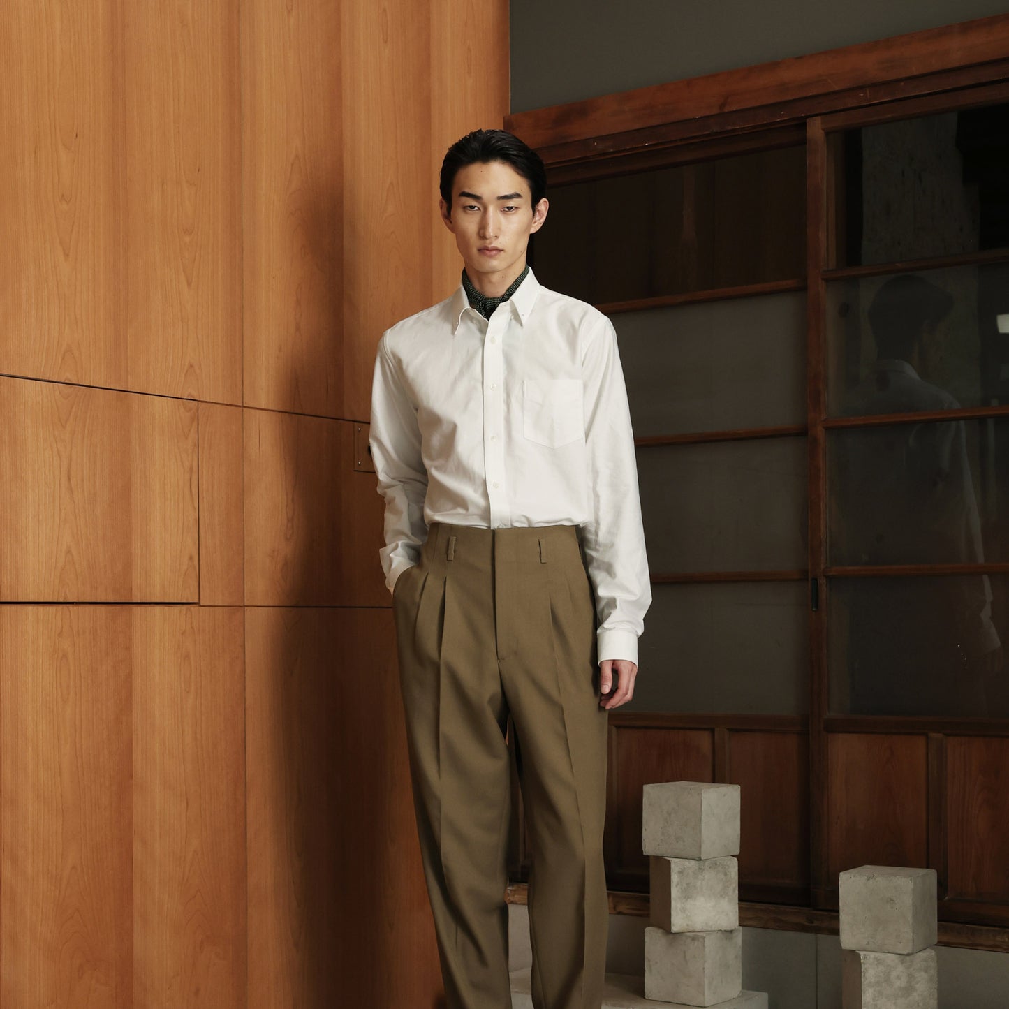 Pantalon drop loop brun à pinces en laine vierge