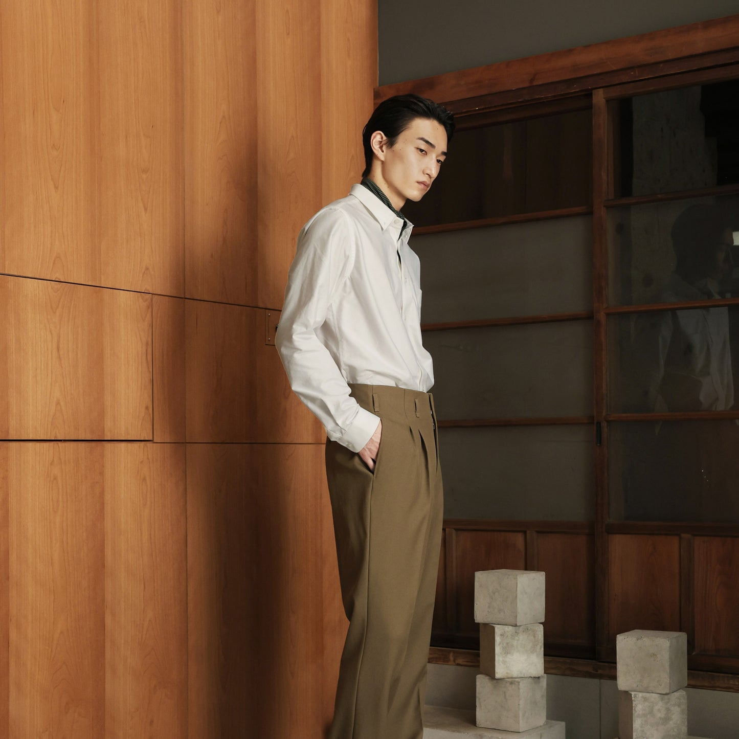 Pantalon drop loop brun à pinces en laine vierge