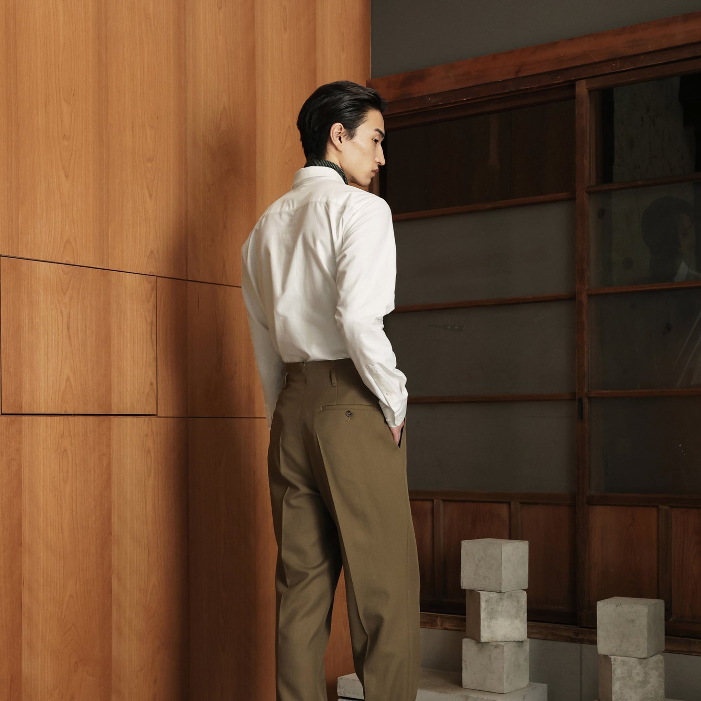 Pantalon drop loop brun à pinces en laine vierge