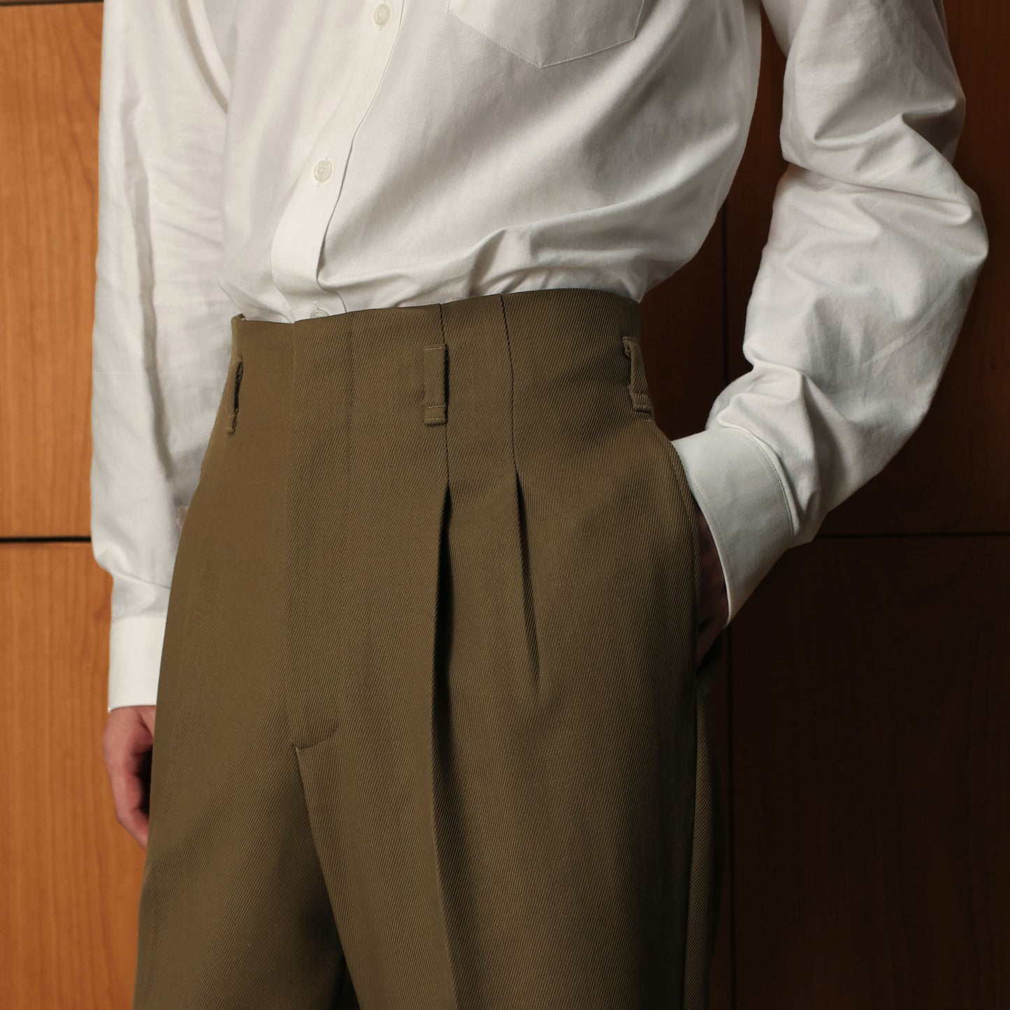 Pantalon drop loop brun à pinces en laine vierge