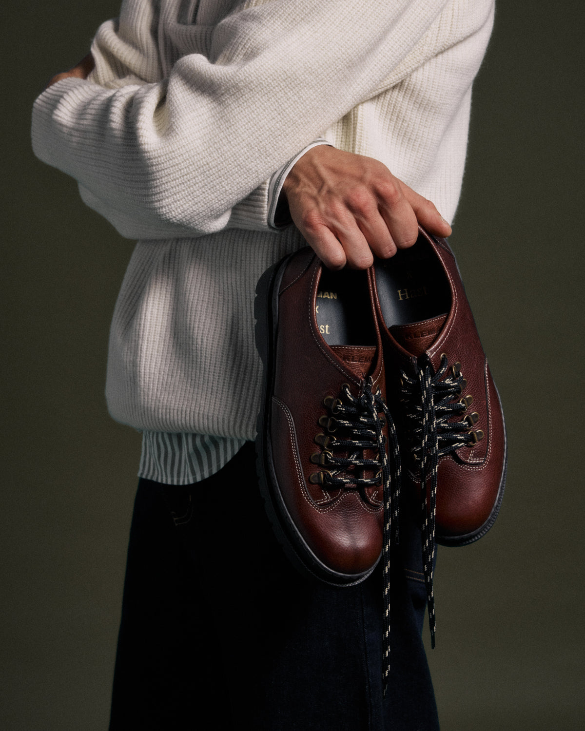 Hiking-boots basses en cuir grainé marron Hast x Kleman