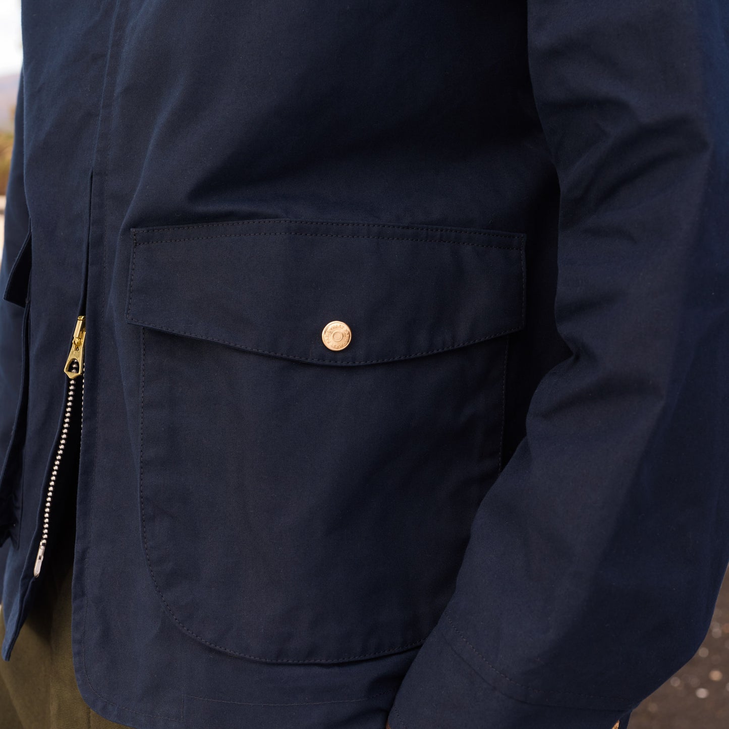 Blouson en coton ciré bleu col velours marron