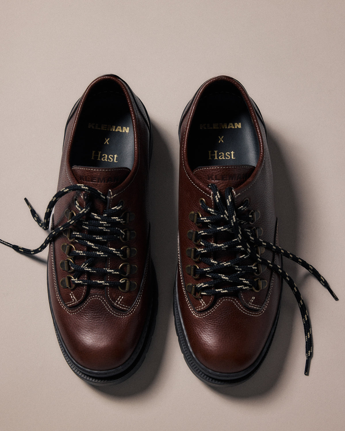 Hiking-boots basses en cuir grainé marron Hast x Kleman