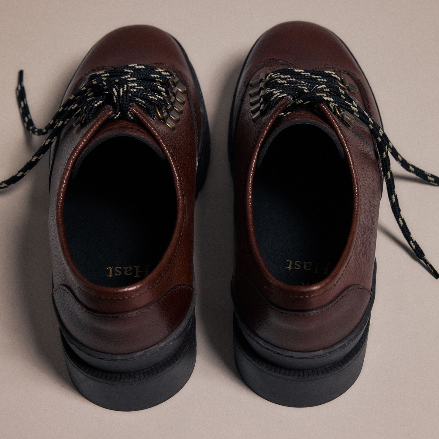 Hiking-boots basses en cuir grainé – Hast x Kleman