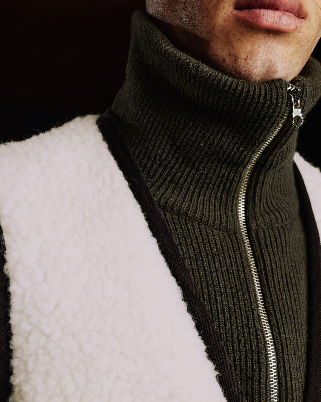 Gilet en laine naturel, détails velours chocolat