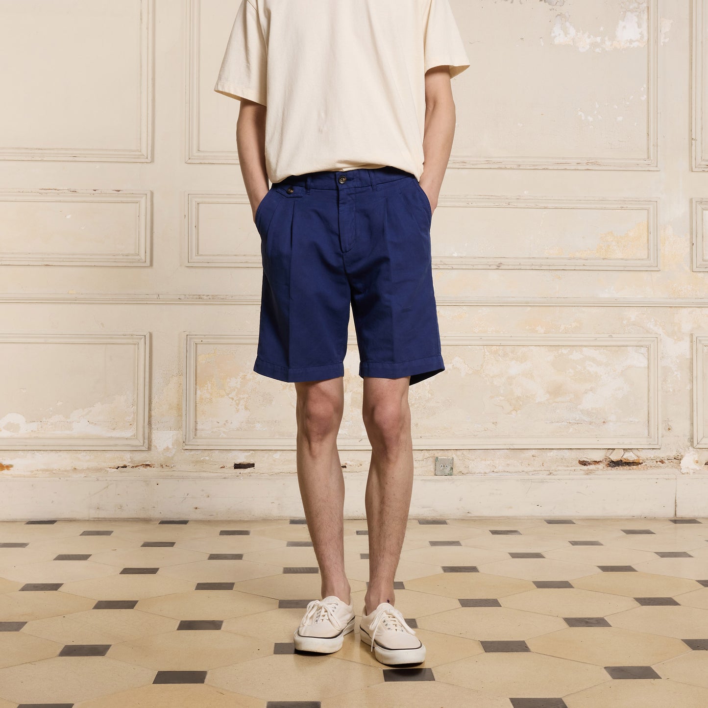 Indigo cotton and linen double-pleated shorts