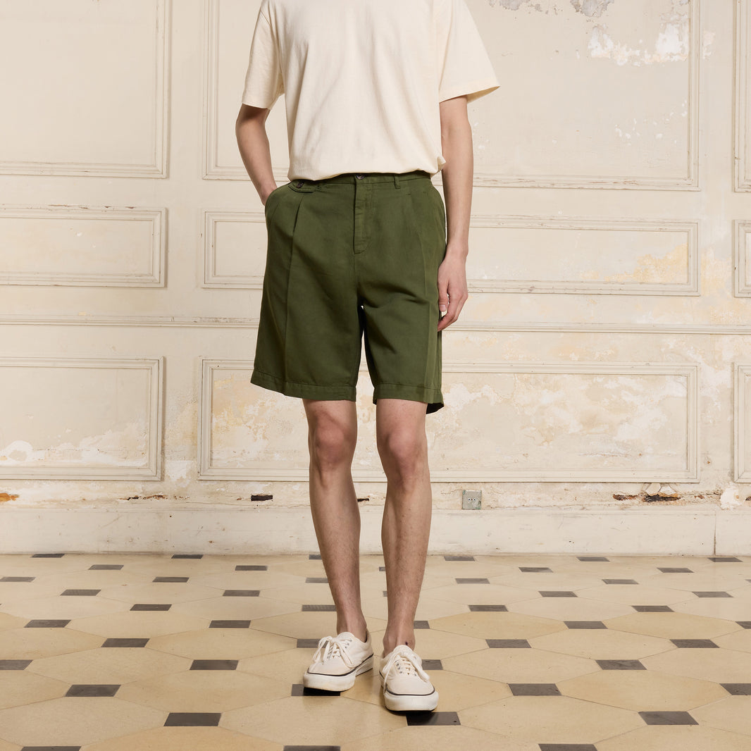 Khaki cotton and linen double-pleated shorts